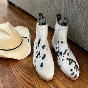 Authentic cowboy booties women’s hair-on hide ankle boots 11 EUC white black